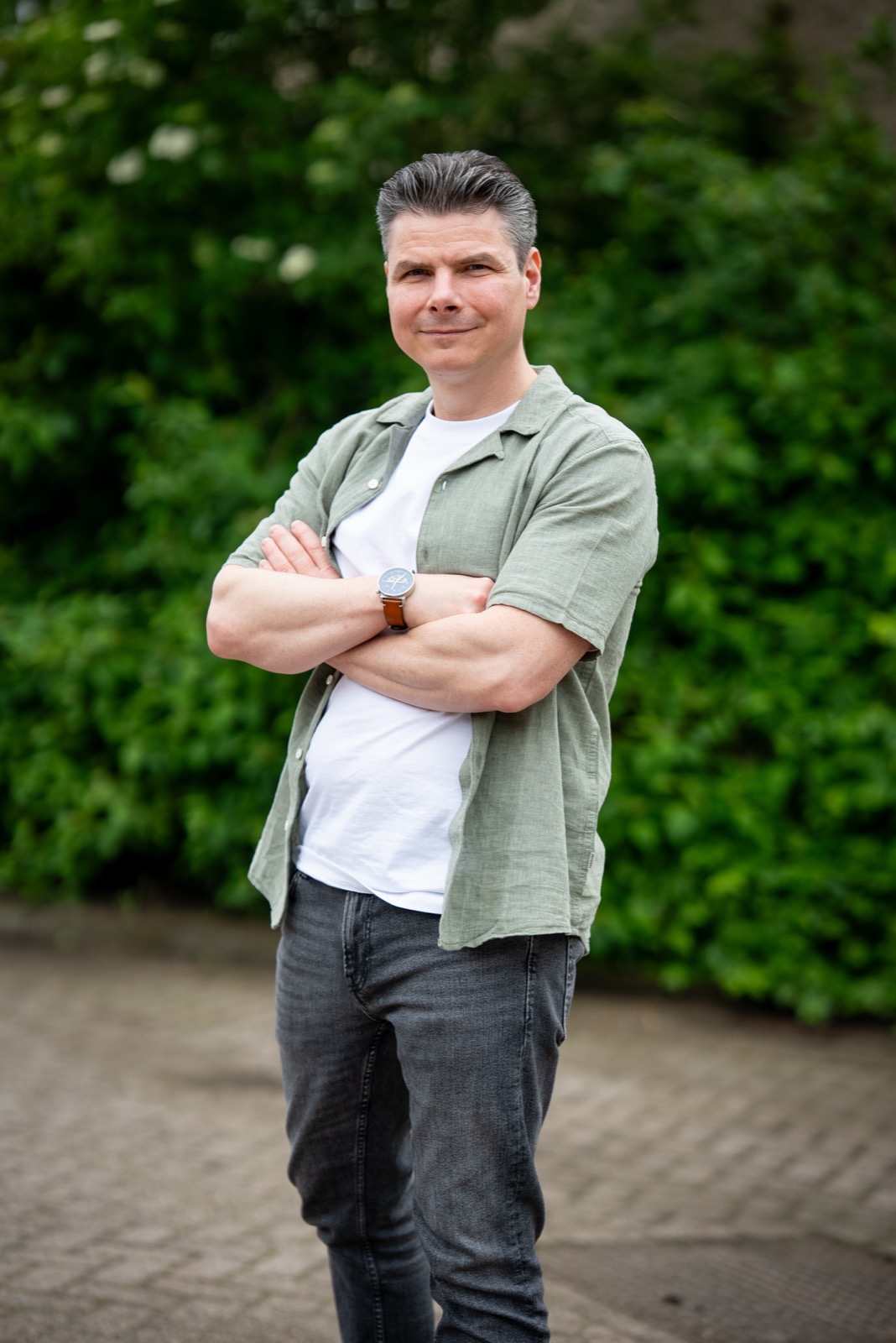 Mark staand met gekruiste armen in het groen