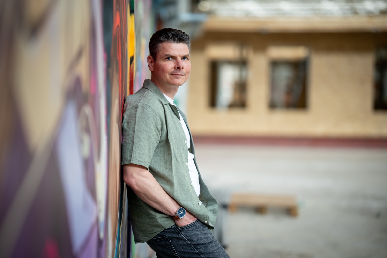 Mark bij een muurschildering op een schoolplein