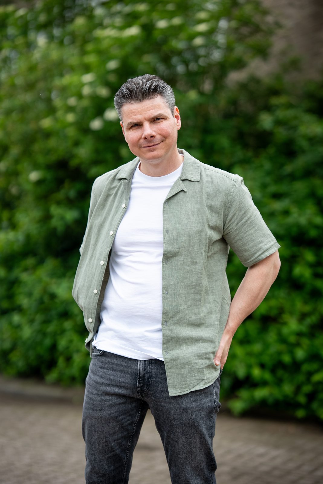 Mark staand in een groene omgeving